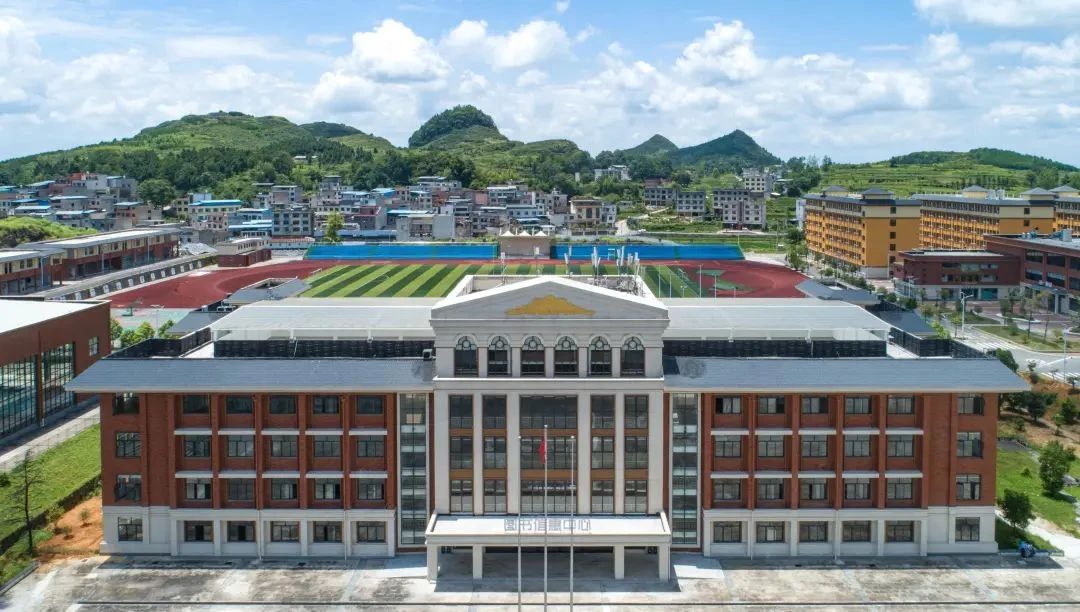 DeepSeek告诉你，，，，，，报读贵州铜仁数据职业学院的10大优势！